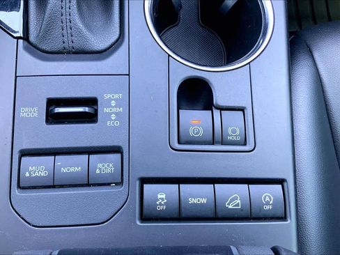 Used 2021 Toyota Highlander XLE image 30