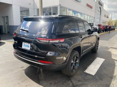 Used 2025 Jeep Grand Cherokee Limited w/ Luxury Tech Group II image 9