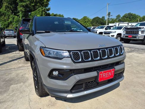 Used 2023 Jeep Compass Limited AWD/4WD image 4