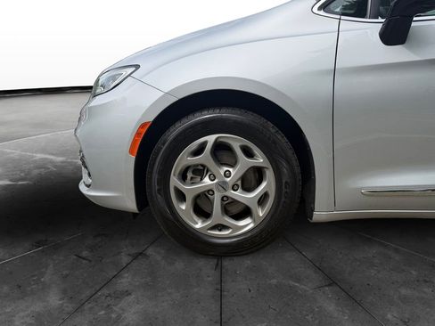 Used 2023 Chrysler Pacifica Limited FWD image 14