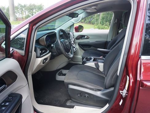 Used 2018 Chrysler Pacifica Touring Plus FWD image 2
