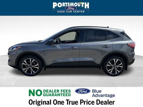 Used 2022 Ford Escape SE w/ SE Sport Appearance Package image 2