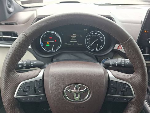 Used 2021 Toyota Sienna Platinum image 16