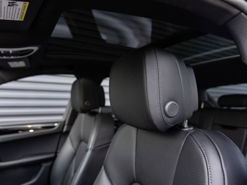 Certified 2025 Porsche Macan AWD/4WD image 24