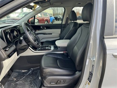 Used 2024 Kia Carnival EX image 3