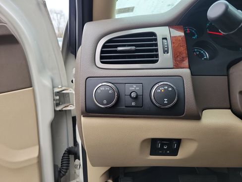 Used 2013 Chevrolet Avalanche LTZ image 20