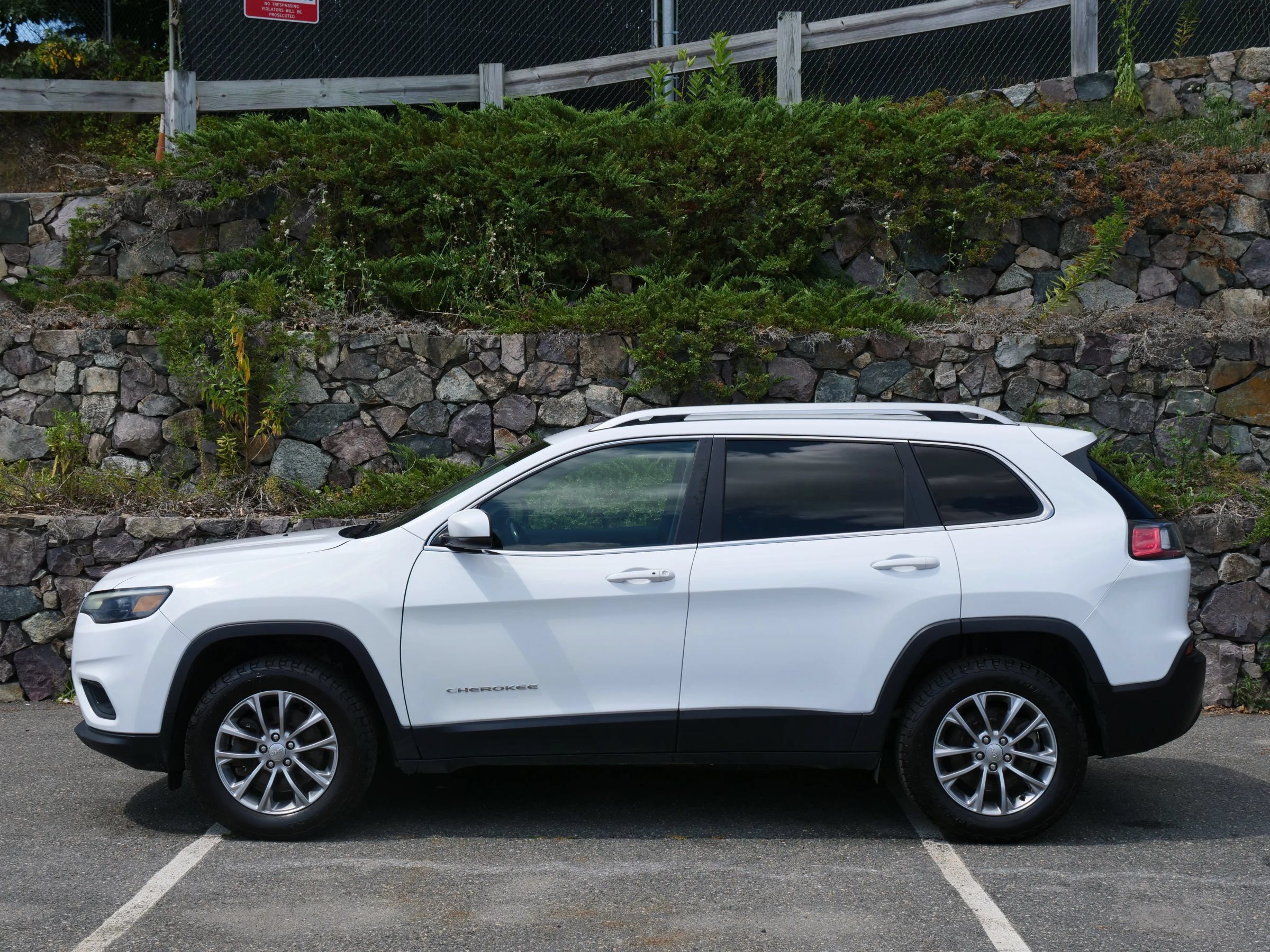 Used 2021 Jeep Cherokee Latitude Plus w/ Mopar Interior Package AWD/4WD image 8