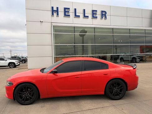 Used 2017 Dodge Charger SE w/ Blacktop Package image 3