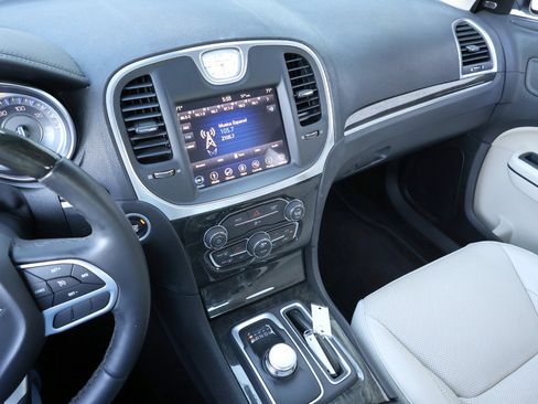 Used 2018 Chrysler 300 Limited image 43