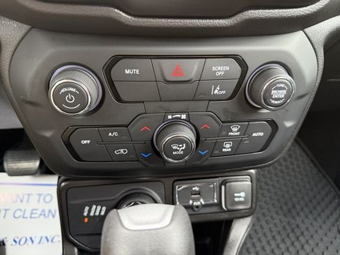 Used 2022 Jeep Renegade Latitude AWD/4WD image 26