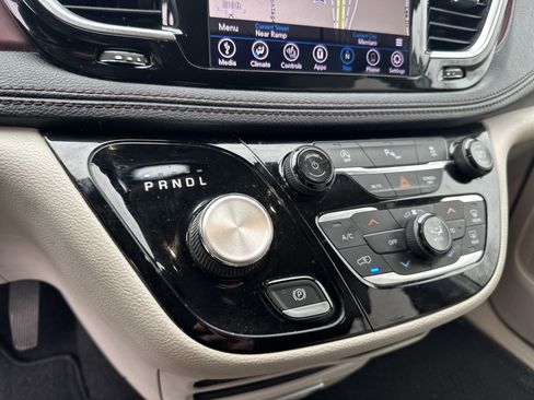 Used 2019 Chrysler Pacifica Limited image 25