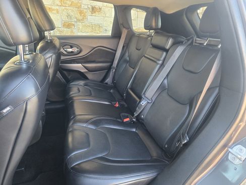 Used 2019 Jeep Cherokee Limited image 7