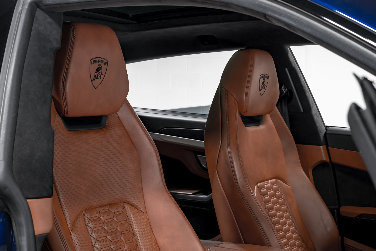 Used 2021 Lamborghini Urus AWD/4WD image 40