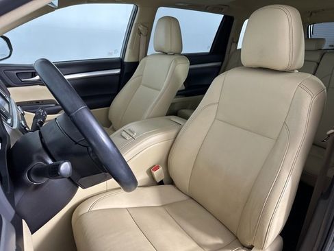 Used 2019 Toyota Highlander XLE image 13