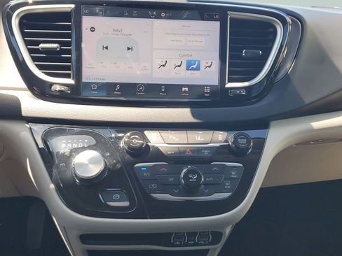 Used 2023 Chrysler Pacifica Touring-L image 22