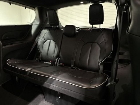 Used 2025 Chrysler Pacifica Limited FWD image 25