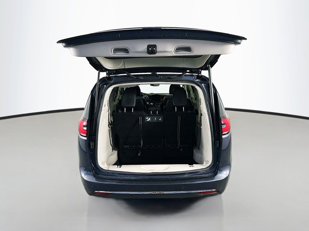 Used 2021 Chrysler Pacifica Touring-L FWD image 27