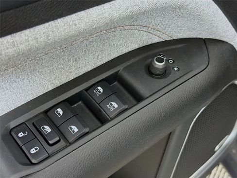 Used 2024 Jeep Compass Latitude w/ Sun and Sound Group AWD/4WD image 19