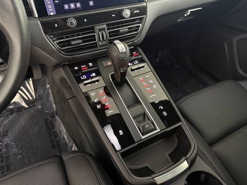 Certified 2026 Porsche Macan AWD/4WD image 24