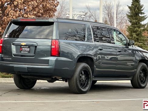 Used 2019 Chevrolet Suburban LT image 4