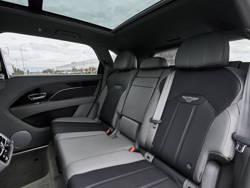Used 2023 Bentley Bentayga Extended Wheelbase image 41