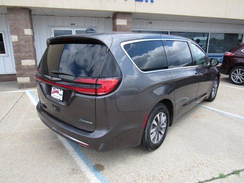 Used 2023 Chrysler Pacifica Touring-L FWD image 5