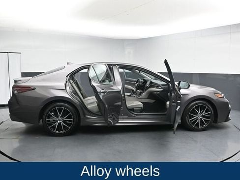 Used 2022 Toyota Camry SE w/ Convenience Package FWD image 36