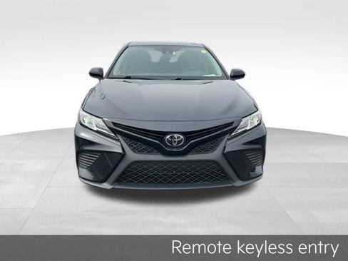 Used 2020 Toyota Camry SE image 2