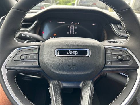 New 2025 Jeep Grand Cherokee Altitude image 15