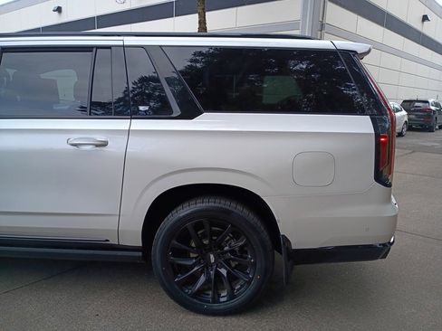 Used 2023 Cadillac Escalade ESV Sport Platinum image 6