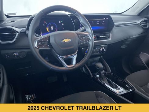Used 2025 Chevrolet TrailBlazer LT w/ LT Cold Weather Package FWD image 2