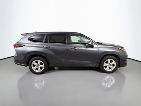 Used 2024 Toyota Highlander LE FWD image 8