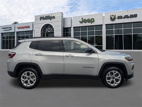 Certified 2025 Jeep Compass Latitude image 2