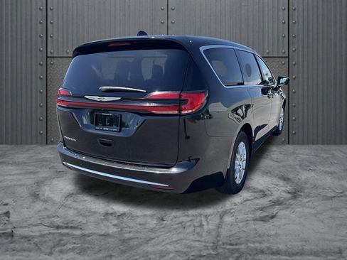 Used 2023 Chrysler Pacifica Touring-L FWD image 7
