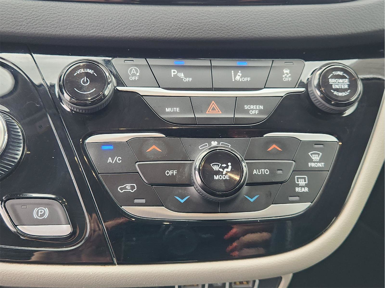 Used 2024 Chrysler Pacifica Touring-L FWD image 19