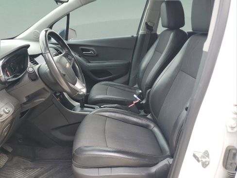 Used 2020 Chevrolet Trax LT w/ Sun & Sound Package FWD image 15