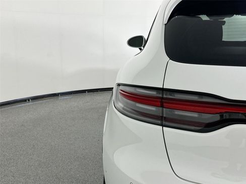 Certified 2025 Porsche Macan AWD/4WD image 16
