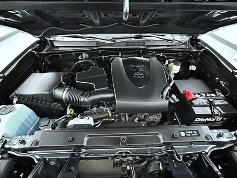 Used 2019 Toyota Tacoma SR5 w/ Four Season Floor Mat Package AWD/4WD image 24