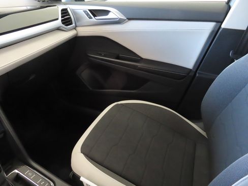 Used 2026 Volkswagen Taos SE FWD image 19