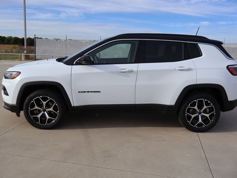 Used 2025 Jeep Compass Limited AWD/4WD image 2
