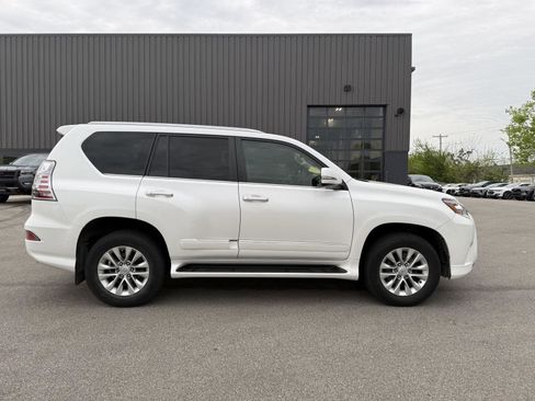 Used 2017 Lexus GX 460 AWD/4WD image 2