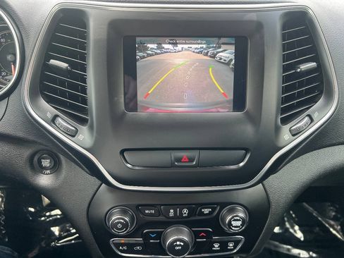 Used 2019 Jeep Cherokee Latitude Plus AWD/4WD image 36