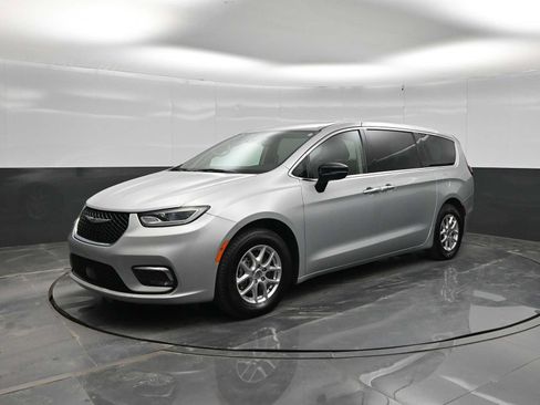Used 2024 Chrysler Pacifica Touring-L FWD image 4