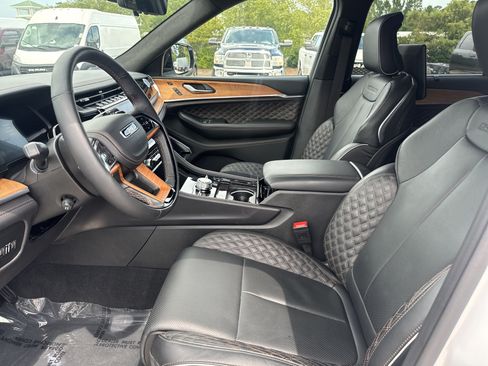 Used 2025 Jeep Grand Cherokee L Summit AWD/4WD image 15