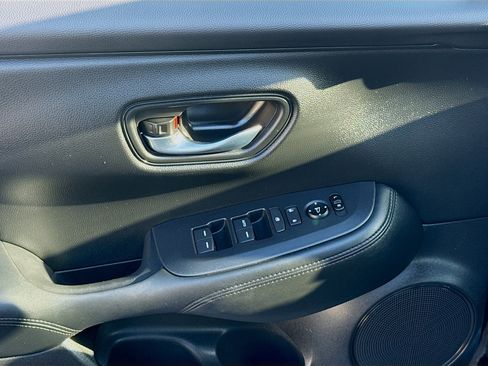 Used 2023 Honda HR-V LX image 16