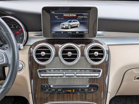 Used 2019 Mercedes-Benz GLC 300 4MATIC w/ Premium Package image 18