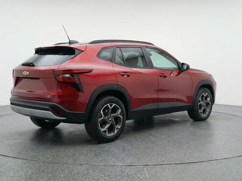 Used 2025 Chevrolet Trax LT FWD image 9