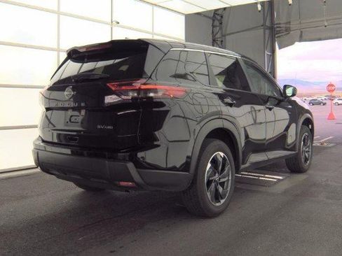 Used 2024 Nissan Rogue SV image 3