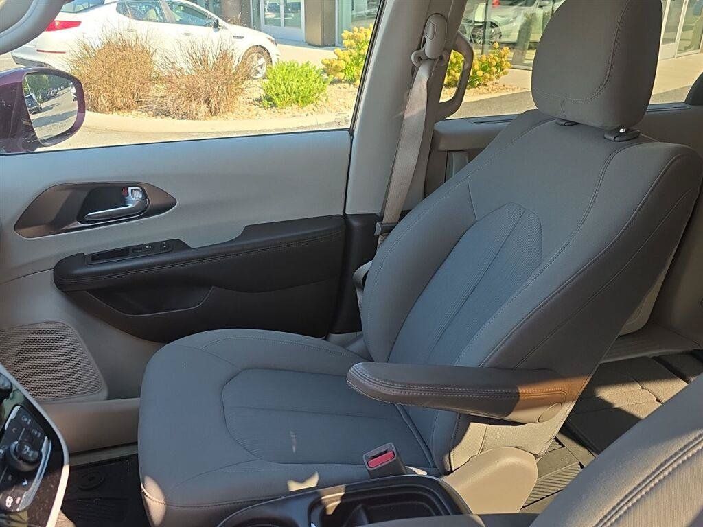 Used 2018 Chrysler Pacifica Touring Plus FWD image 10