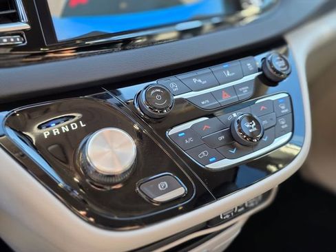 Used 2023 Chrysler Pacifica Touring-L image 31